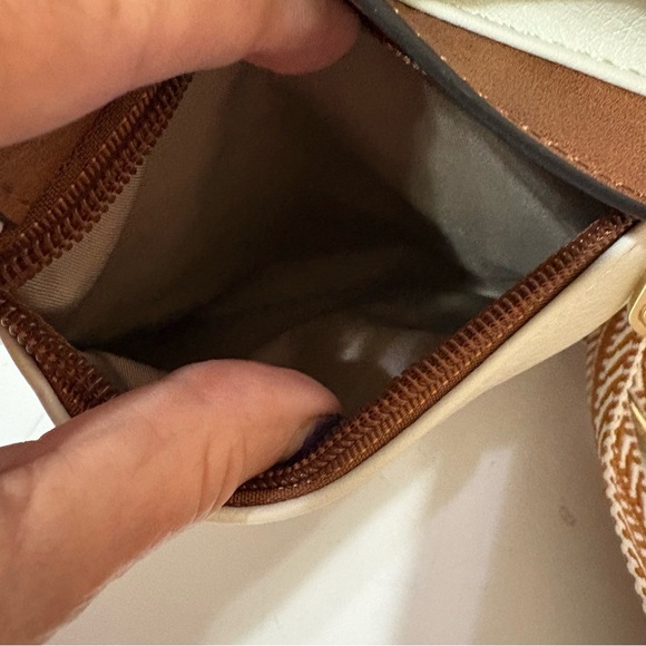 BOSTANTEN Small Sling Bag for Women, Crossbody Bag, Fanny Pack, or Chest Bag. - Picture 8 of 9